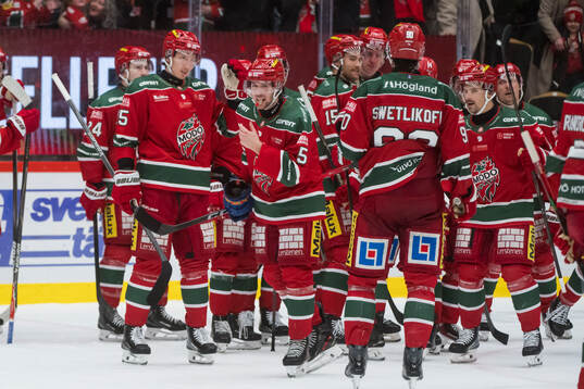 Modos August Berg jublar med lagkamrater