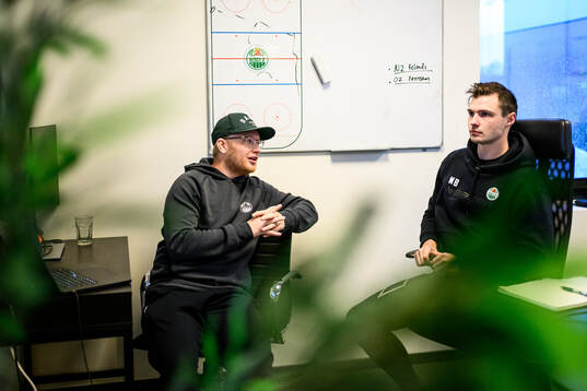 Assisterande sportchef Jacob Strandberg och assisterande