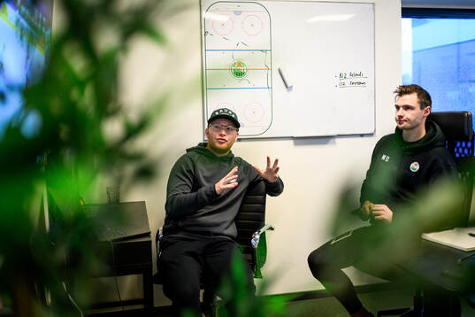 Assisterande sportchef Jacob Strandberg och assisterande