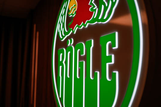 Rögles klubbmärke på en vägg
