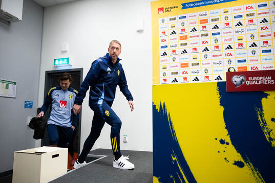 Victor Nilsson Lindelöf and head coach Graham Potter of