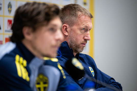 Victor Nilsson Lindelöf and head coach Graham Potter of