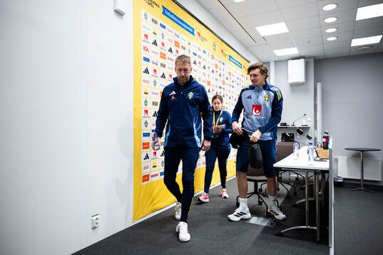 Head coach Graham Potter and Victor Nilsson Lindelöf of