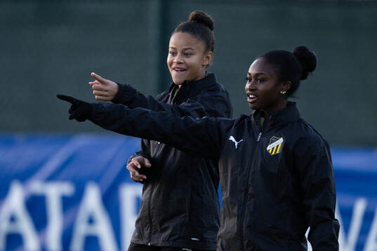 Häckens Felicia Schröder och Monica Jusu Bah