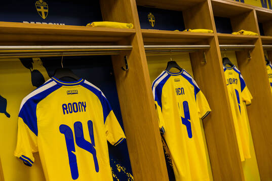 Jerseys of Roony Bardghji and Isak Hien in the dressing