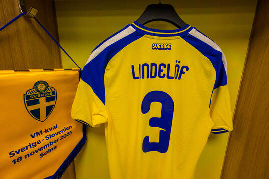 Jersey of Victor Nilsson Lindelöf in the dressing room of