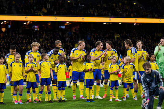 Players of Sweden in front of mascots