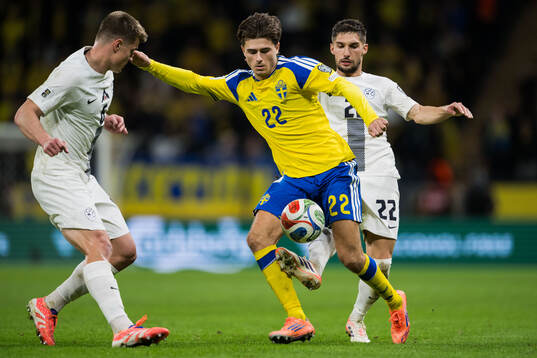 Besfort Zeneli of Sweden against Jaka Bijol and Adam Gnezda