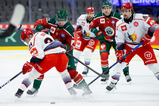 Arttu Ruotsalainen of Frölunda and Christophe Boivin of