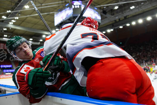 Linus Högberg of Frölunda gets hit by Sacha Treille of