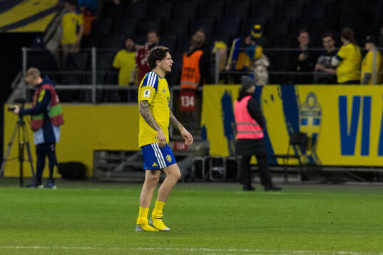 Victor Nilsson Lindelöf of Sweden looks dejected