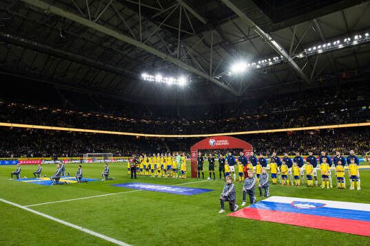 Players of Sweden and Slovenia