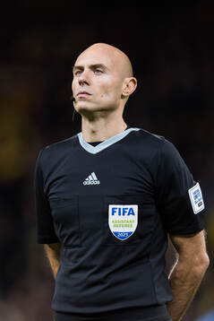 Assistant referee Alberto Tegoni