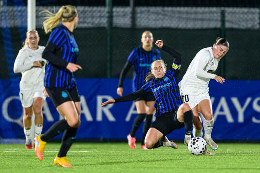 Henrietta Csiszar of Inter and Hanna Wijk of Häcken