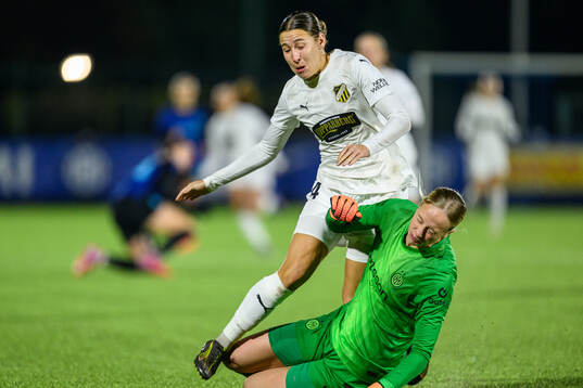 Tabby Tindell of Häcken and goalkeeper Cecilia