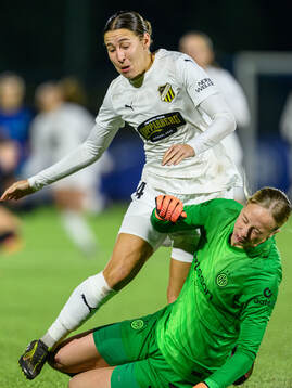 Tabby Tindell of Häcken and goalkeeper Cecilia