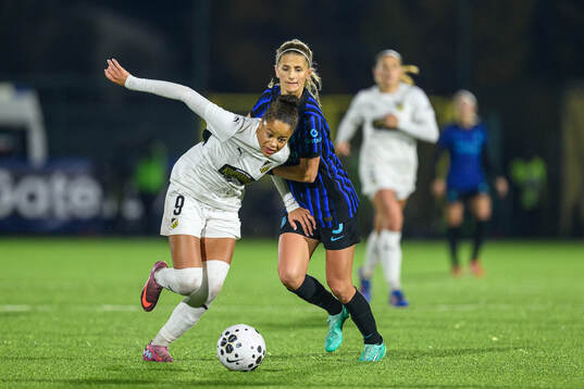 Felicia Schröder of Häcken and Katie Bowen of Inter