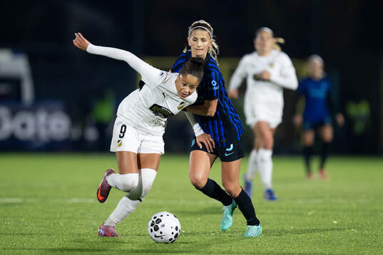 Felicia Schröder of Häcken and Karolina Vilhjalmsdottir