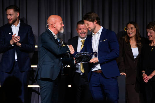 Jens T Andersson, ordförande SEF, ger Mjällbys William