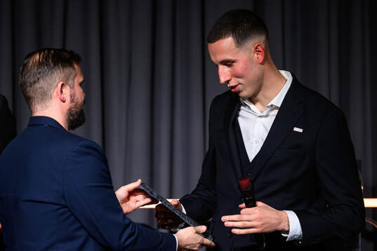 Kalmar FFs målvakt Samuel Brolin tar emot pris för Årets