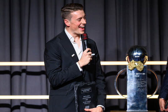 Mjällbys Elliot Stroud tar emot pris för årets back