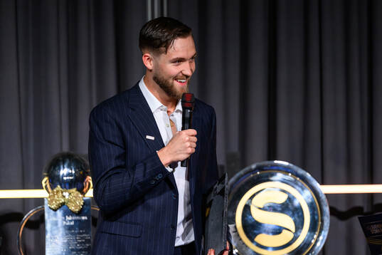Mjällbys målvakt Noel Törnqvist tar emot pris för
