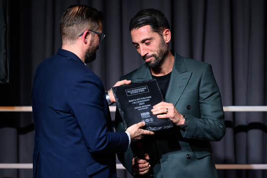 Hammarbys Nahir Besara tar emot priset för Årets