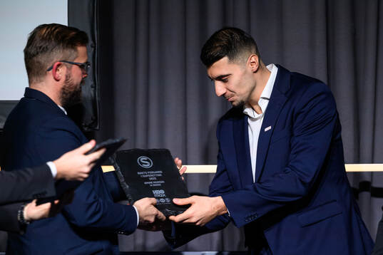 Brages Amar Muhsin tar emot priset för Årets mittfältare