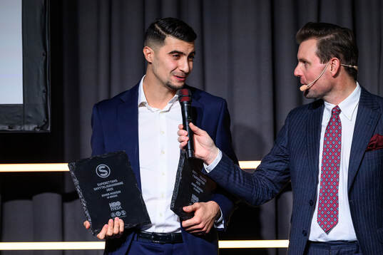 Brages Amar Muhsin tar emot priset för Årets forward i