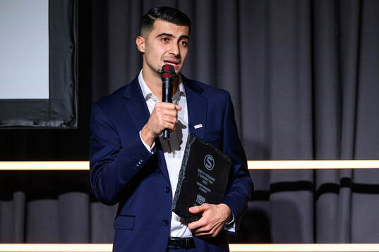 Brages Amar Muhsin tar emot priset för Årets forward i