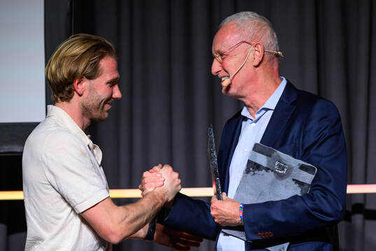 GAIS August Wängberg tar emot Domarnas pris Årets spelare