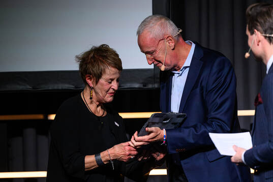 Mjällbys Agneta Rydell tar emot priset för Årets