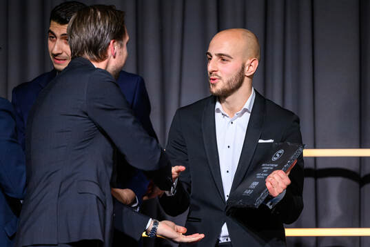 Örgrytes Amel Mujanic tar emot priset för Årets