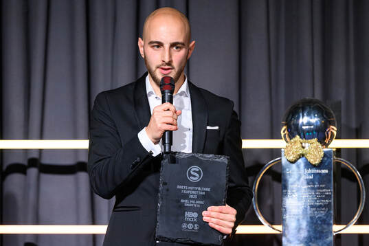 Örgrytes Amel Mujanic tar emot priset för Årets