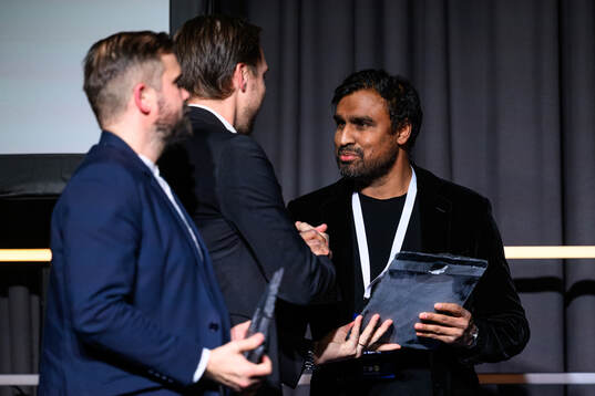Västerås manager Kalle Karlsson tar emot priset för