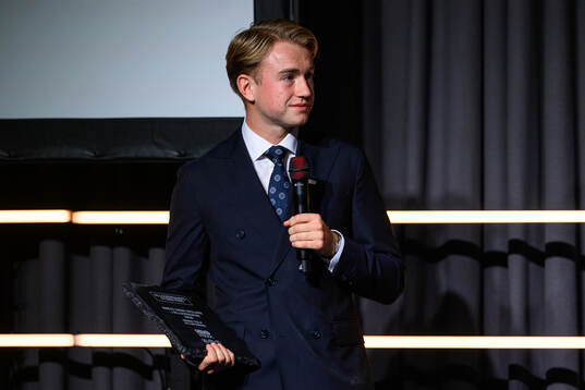 IFK Göteborgs Noah Tolf tar emot priset för Årets unga