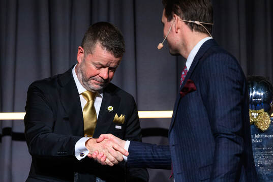Mjällbys tränare Anders Torstensson tar emot priset för
