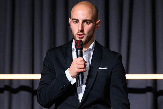 Örgrytes Amel Mujanic tar emot priset för Årets spelare