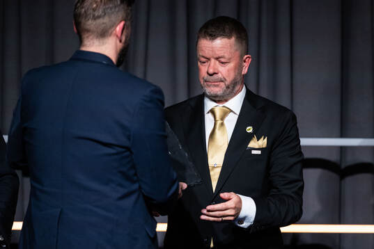 Mjällbys tränare Anders Torstensson tar emot priset för
