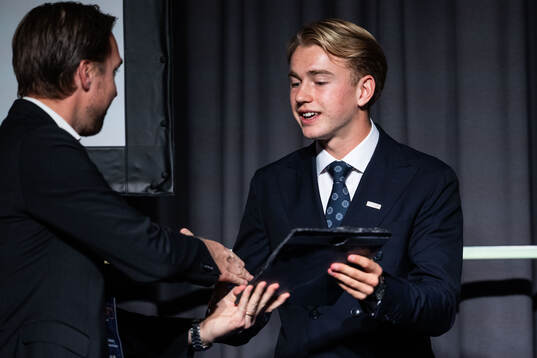 IFK Göteborgs Noah Tolf tar emot priset för Årets unga