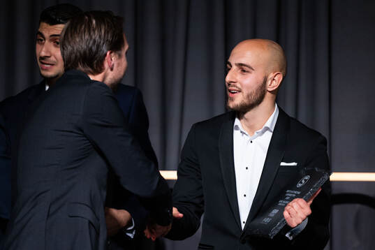 Örgrytes Amel Mujanic tar emot priset för Årets