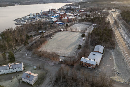 Drönarvy över Stockvik och fotbollsplanen känd som