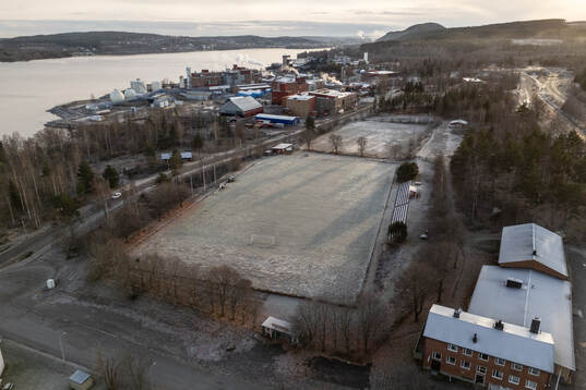 Drönarvy över Stockvik och fotbollsplanen känd som