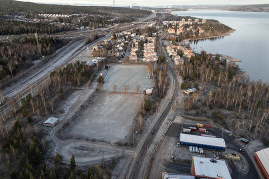 Drönarvy över Stockvik och fotbollsplanen känd som