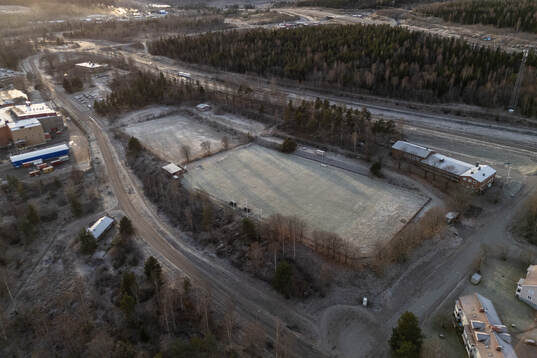 Drönarvy över Stockvik och fotbollsplanen känd som
