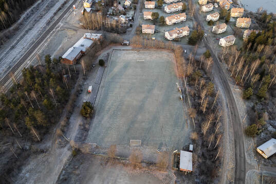 Drönarvy över Stockvik och fotbollsplanen känd som