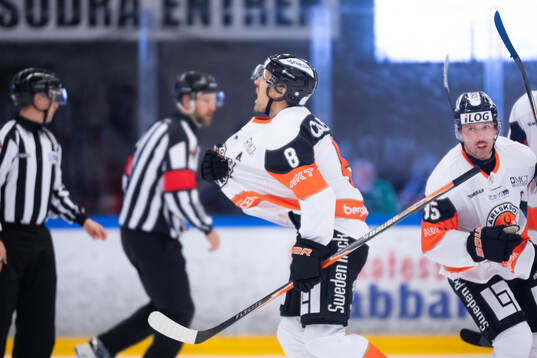 Karlskrona HKs Robin Carlsson jublar