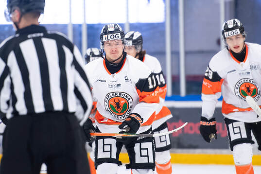 Karlskrona HKs Lukas Sjöblom jublar sitt 0-2 mål