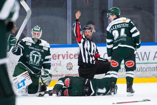 Domare Jim Bergqvist och Tingsryds AIFs Laban Persson som