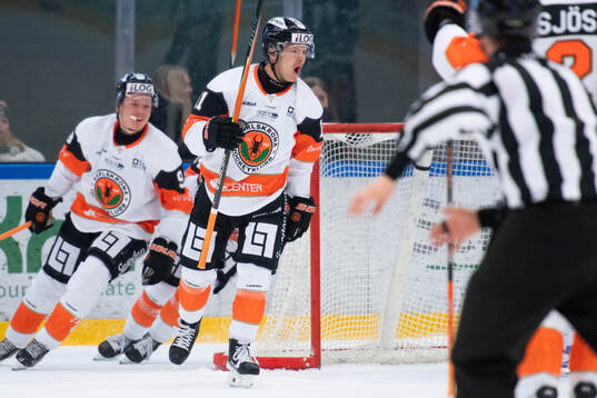 Karlskrona HKs Lukas Sjöblom jublar sitt 0-3 mål